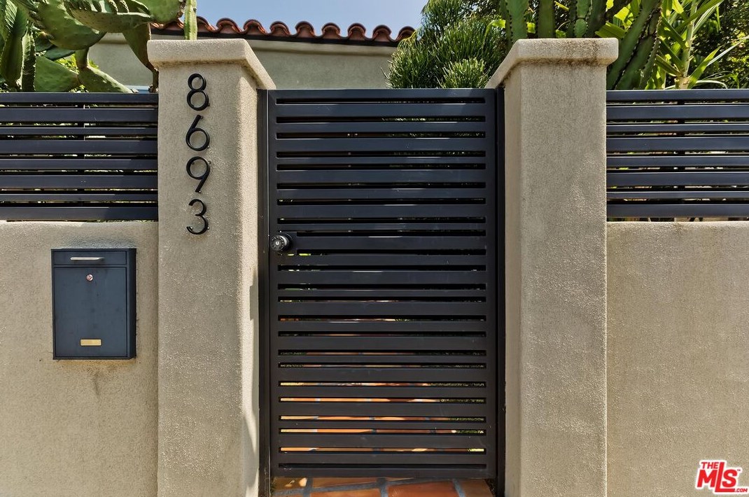 8693 Cadillac Ave, Los Angeles CA  90034-2134 exterior