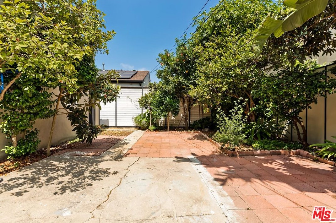 8693 Cadillac Ave, Los Angeles CA  90034-2101 exterior