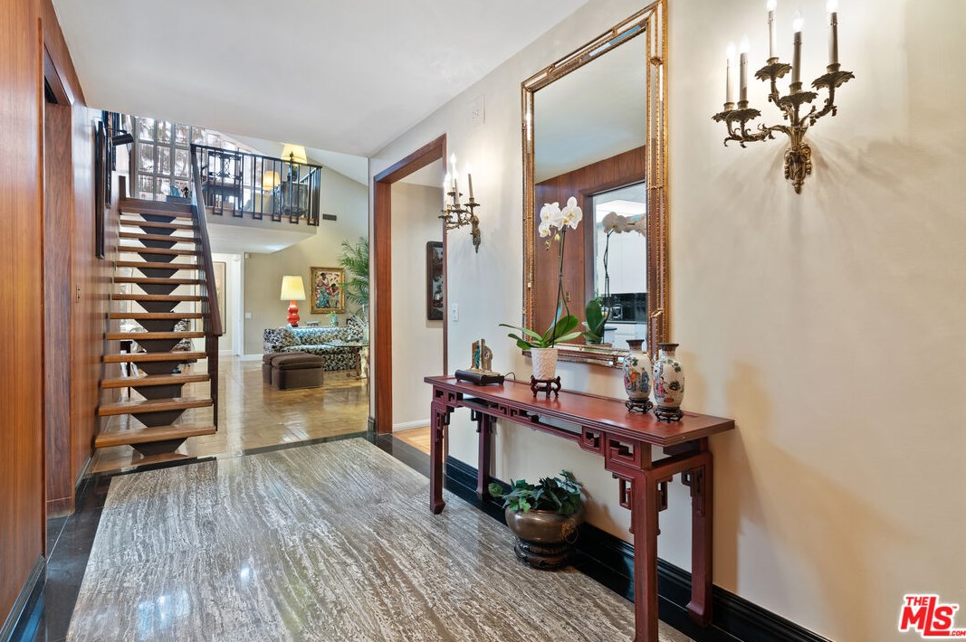 327 Palm Dr, Beverly Hills, CA 90210-4185