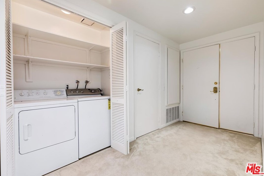 9880 Vidor Dr, Los Angeles CA  90035-1077 exterior