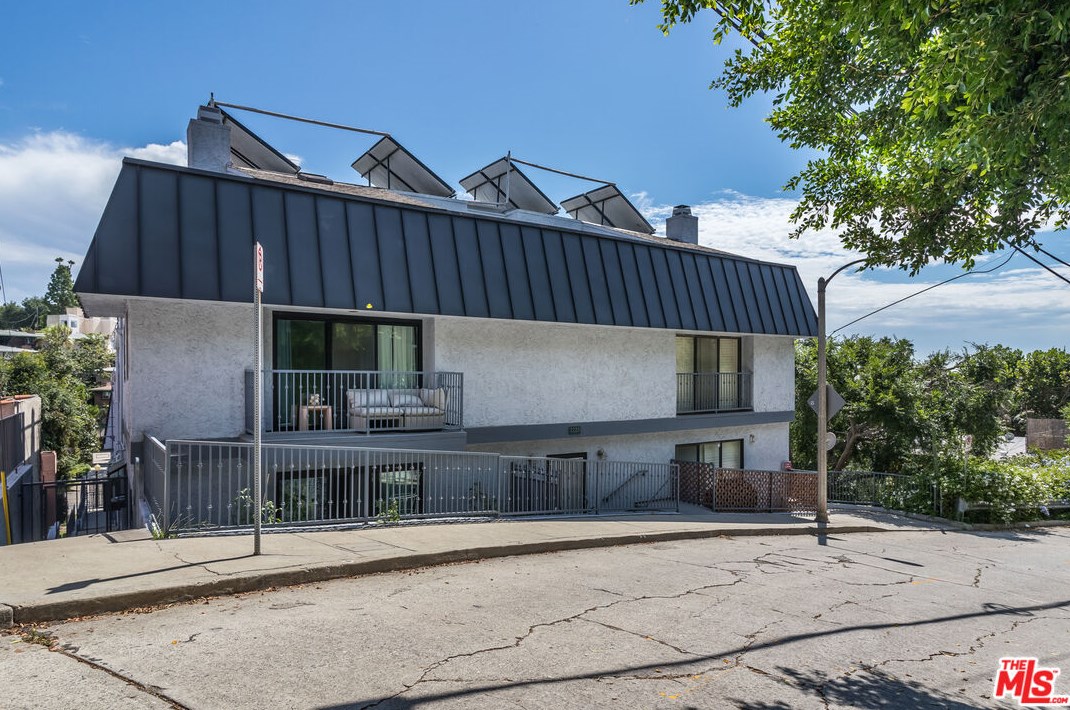 2225 Beachwood Dr, Los Angeles CA  90068-2964 exterior