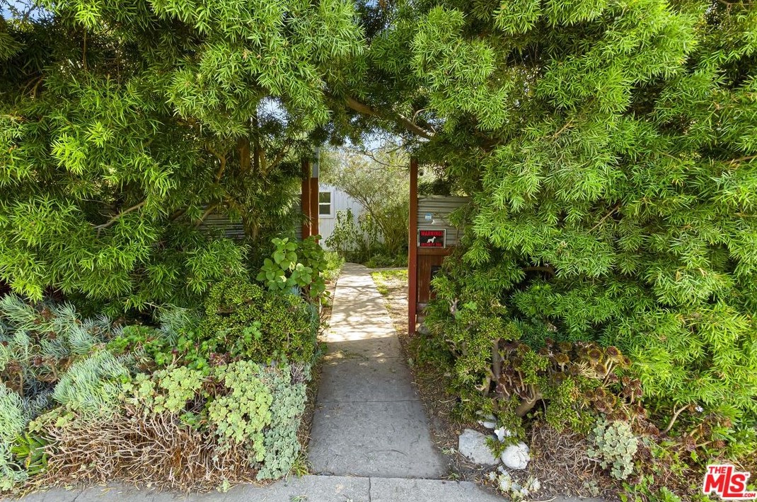 8300 Wiley Post Ave, Los Angeles, CA 90045-4239