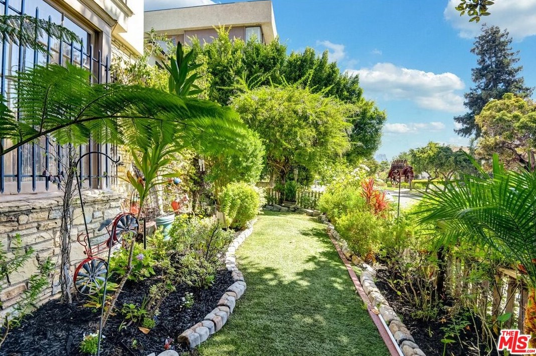 10741 Ashton Ave, Los Angeles, CA 90024-5017