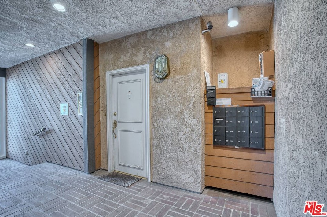 1433 Barry Ave, Los Angeles CA  90025-2366 exterior