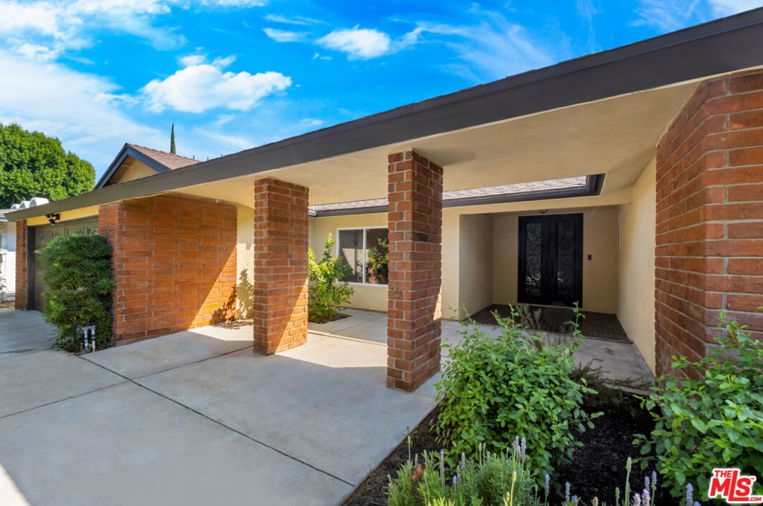19928 Merridy St, Chatsworth, CA 91311-3527