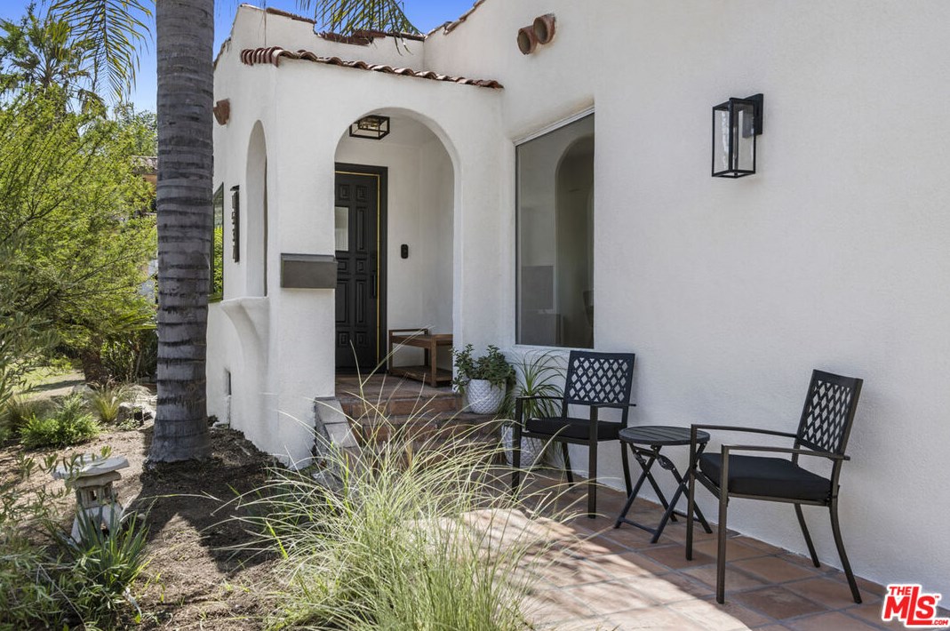 1537 Hoover St, Los Angeles, CA 90006-4907