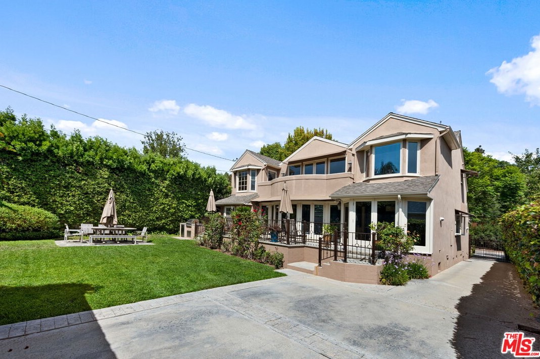 331 Kenter Ave, Los Angeles, CA 90049-2335