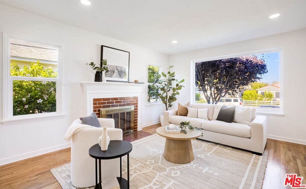 8005 Holy Cross Pl, Los Angeles, CA 90045-2626