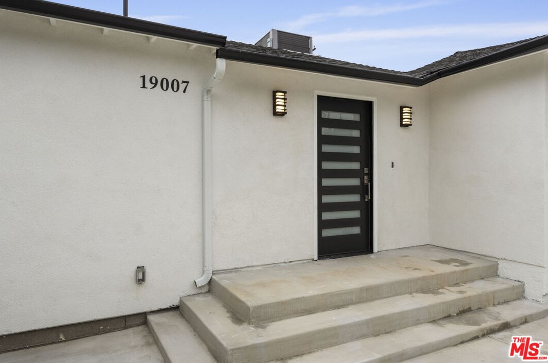 19007 Bessemer St, Los Angeles CA  91335-6719 exterior