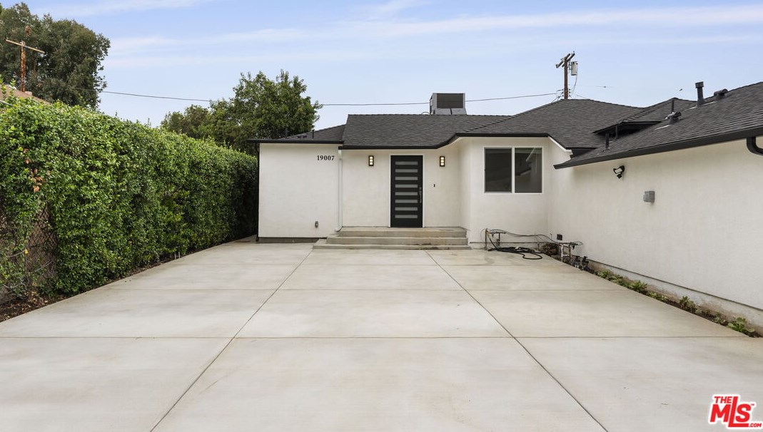19007 Bessemer St, Los Angeles, CA 91335