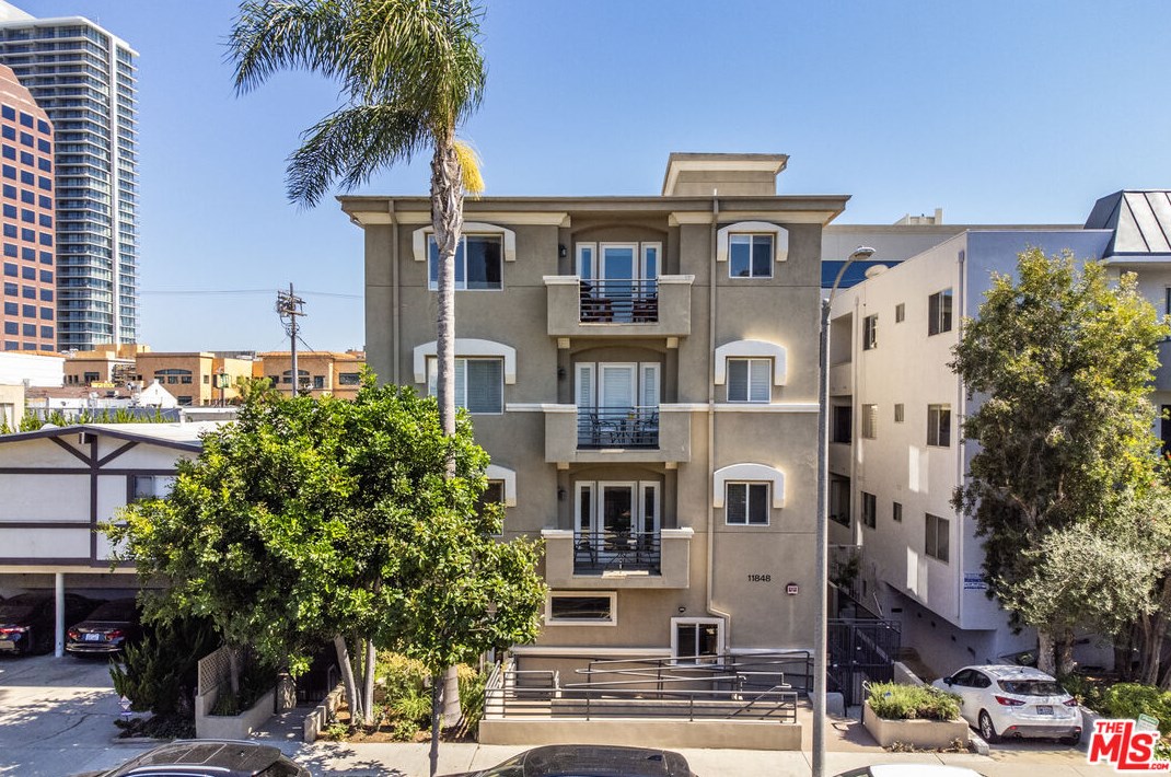 11848 Goshen Ave, Los Angeles, CA 90049-6336