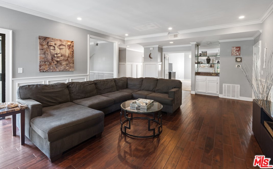 15245 La Maida St #303, Van Nuys, CA 91403