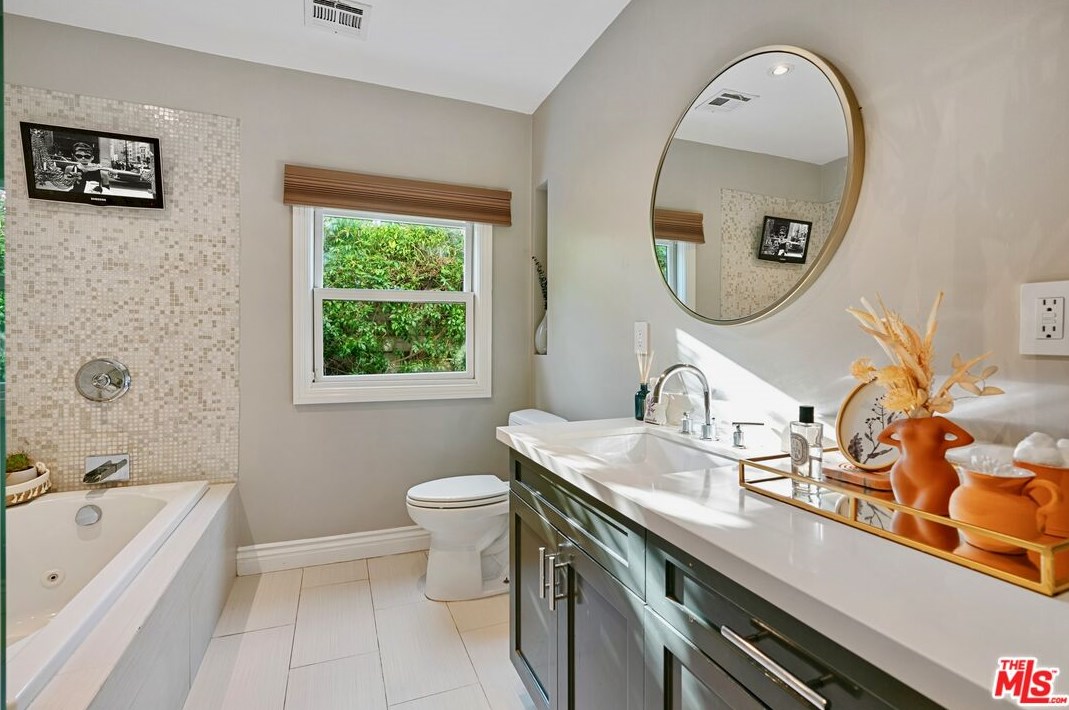 7416 Rosewood Ave, Los Angeles CA  90036-5750 exterior
