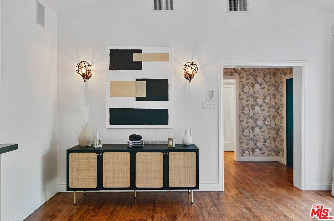 7416 Rosewood Ave, Los Angeles CA  90036-5750 exterior