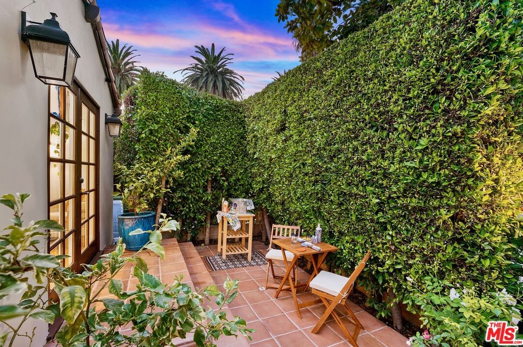 7416 Rosewood Ave, Los Angeles CA  90036-5750 exterior
