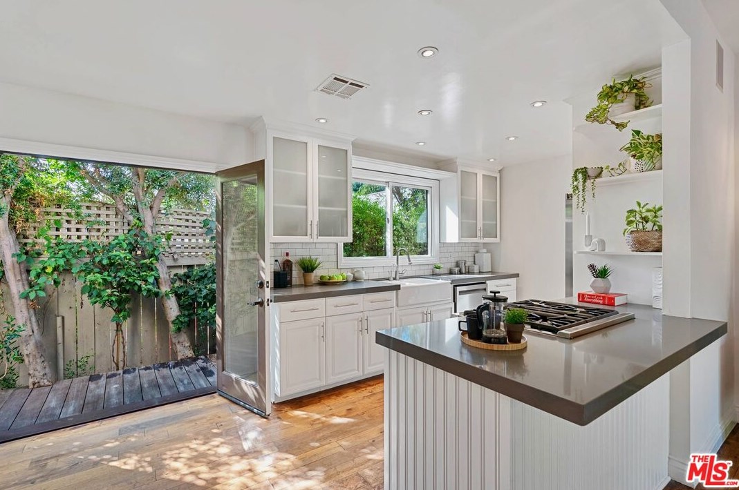 7416 Rosewood Ave, Los Angeles CA  90036-5750 exterior