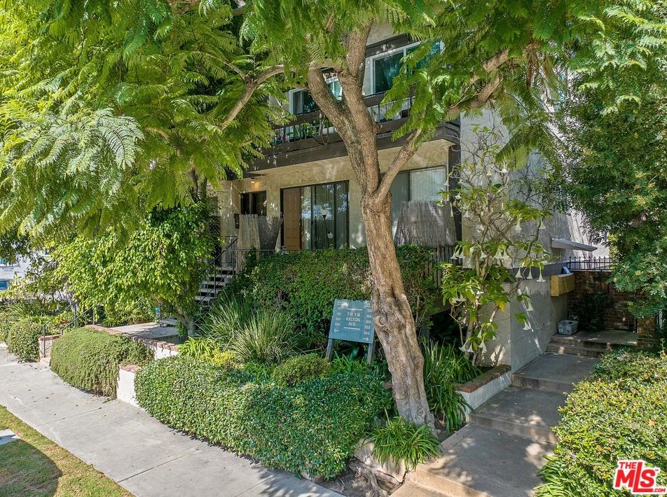 1818 Kelton Ave, Los Angeles CA  90025-4555 exterior
