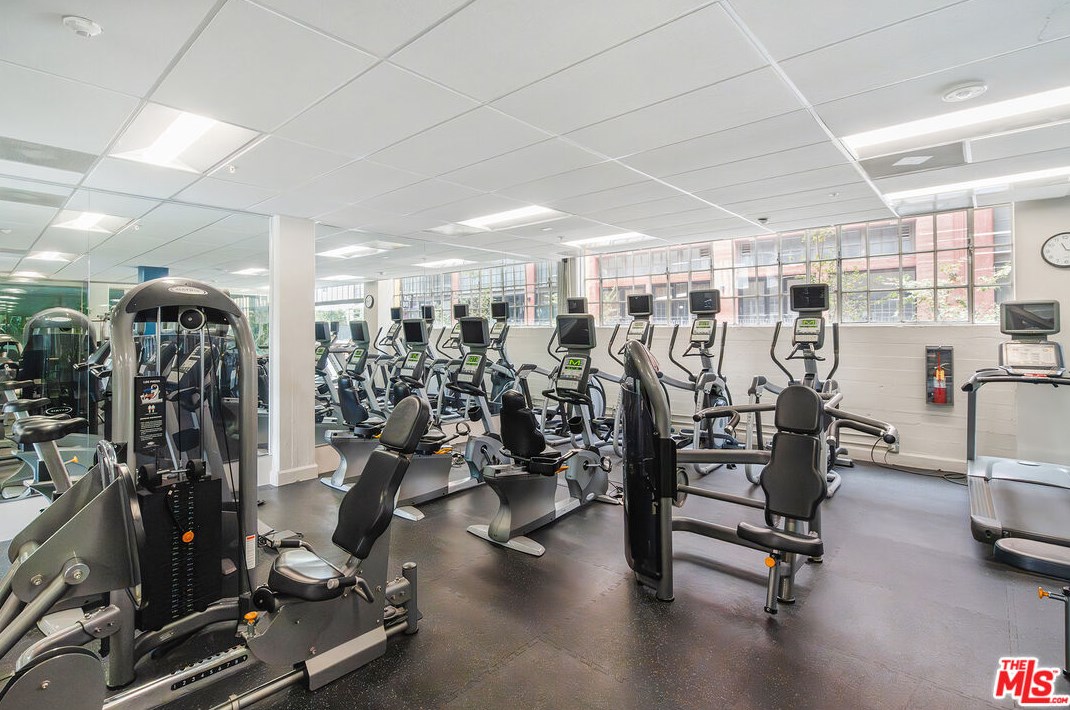 746 Los Angeles St, Los Angeles CA  90014-2112 exterior