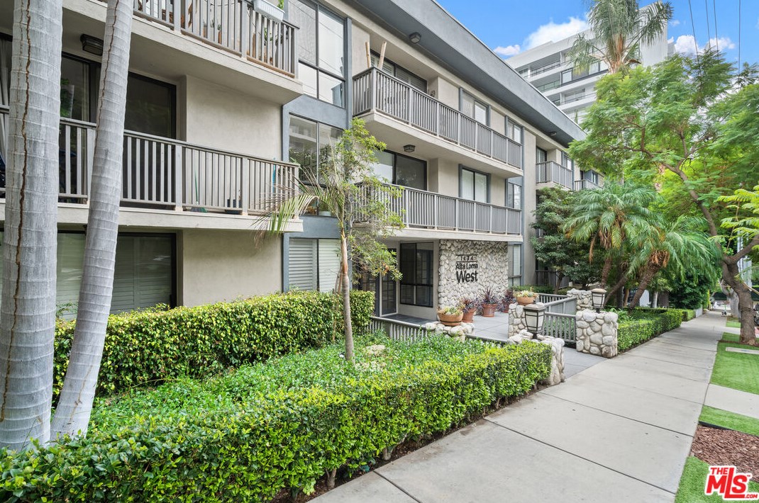 1134 Alta Loma Rd, Los Angeles CA  90069-2454 exterior