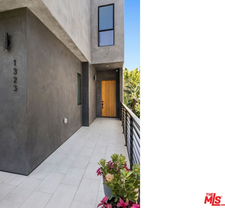1323 Edgecliffe Dr, Los Angeles, CA 90026-1504