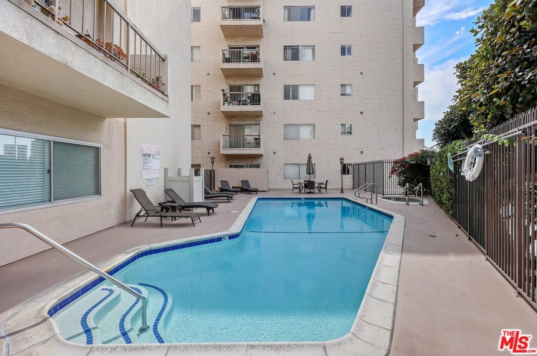 622 Barrington Ave, Los Angeles CA  90049-4428 exterior