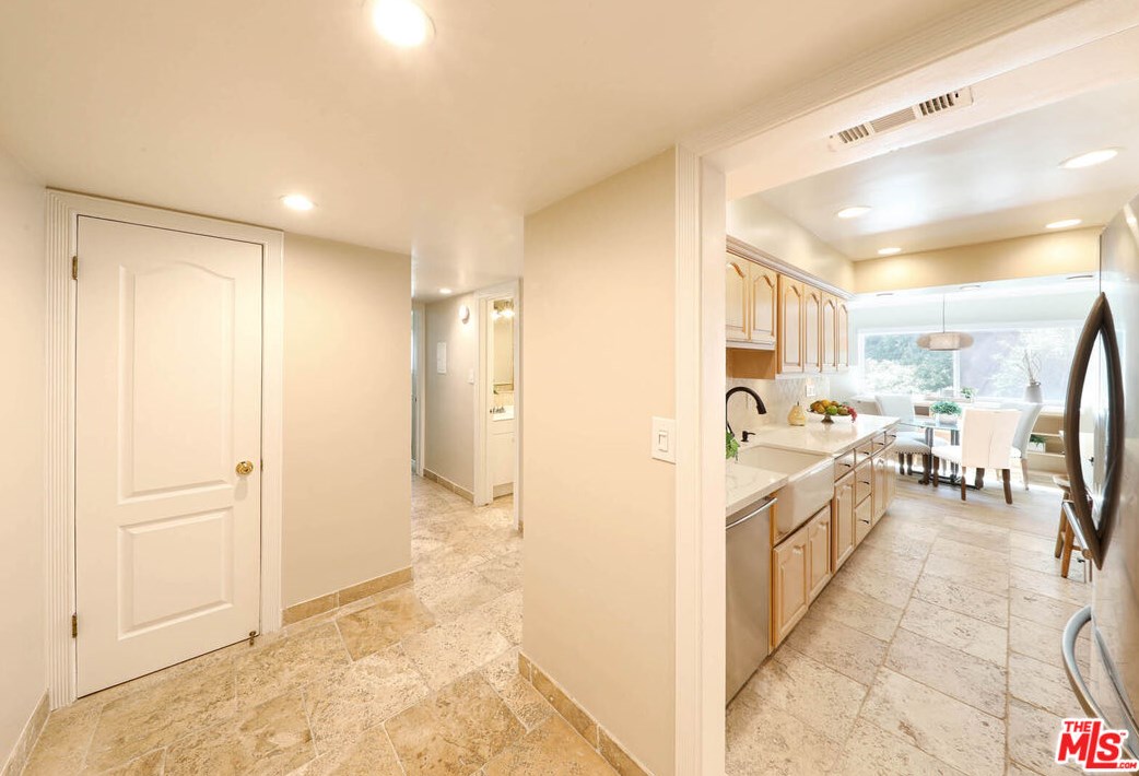6732 Hillpark Dr, Los Angeles, CA 90068-2171
