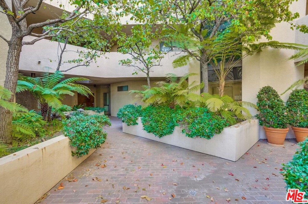 930 Wetherly Dr, Los Angeles CA  90069-4458 exterior