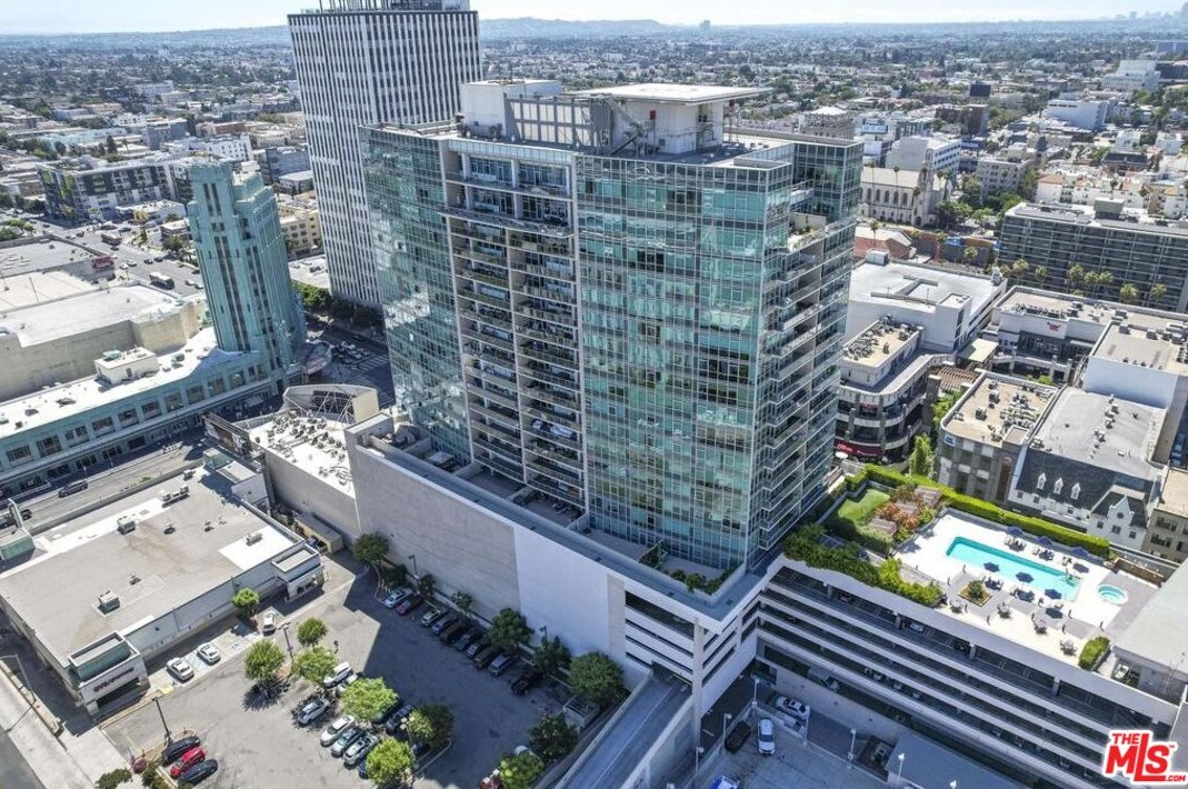 3785 Wilshire Blvd, Los Angeles CA  90010-2889 exterior