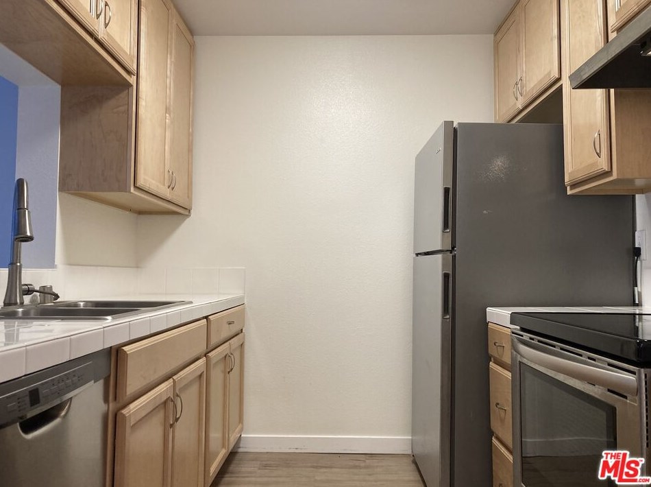 5460 N White Oak Ave #e221, Van Nuys, CA 91316