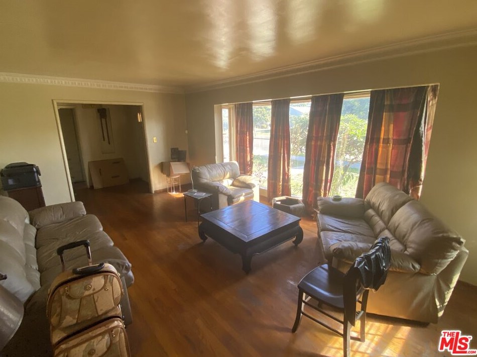 5655 Sunlight Pl, Los Angeles, CA 90016-5030