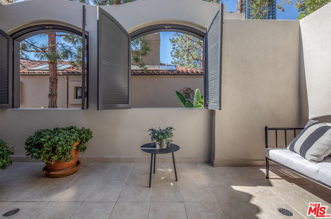 10259 Century Woods Dr, Los Angeles CA  90067-6312 exterior