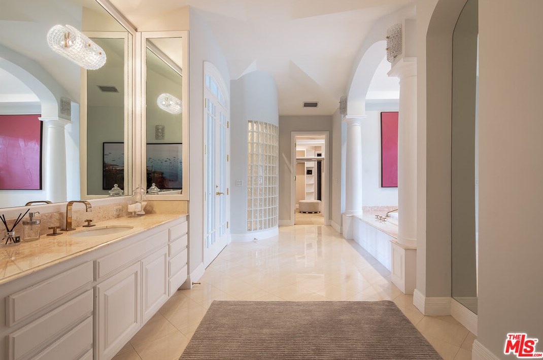 10259 Century Woods Dr, Los Angeles CA  90067-6312 exterior