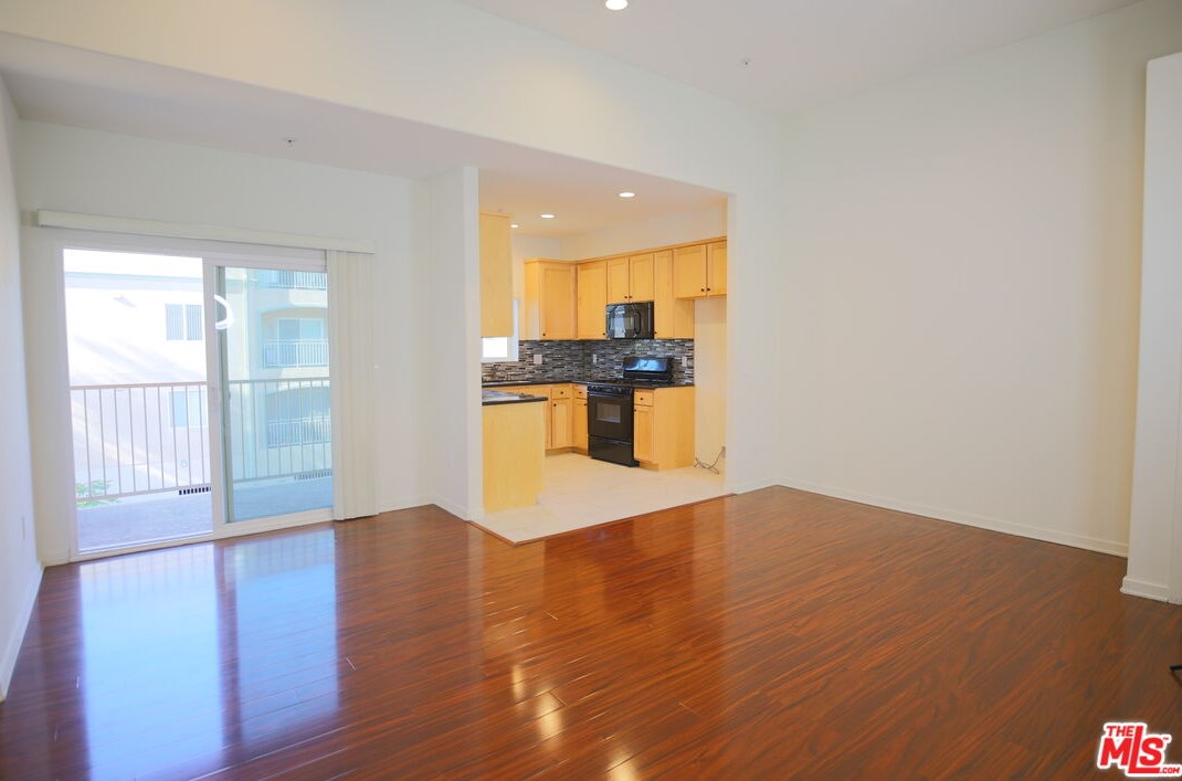 12132 Hart St #302, North Hollywood, CA 91605