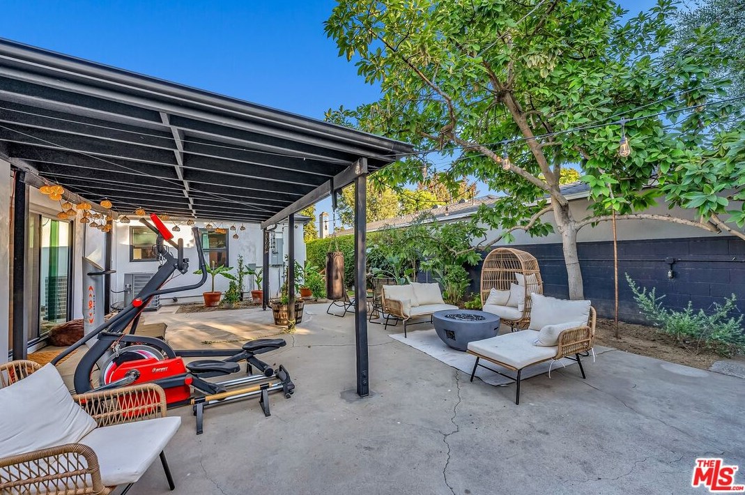 7901 Glider Ave, Los Angeles CA  90045-3049 exterior