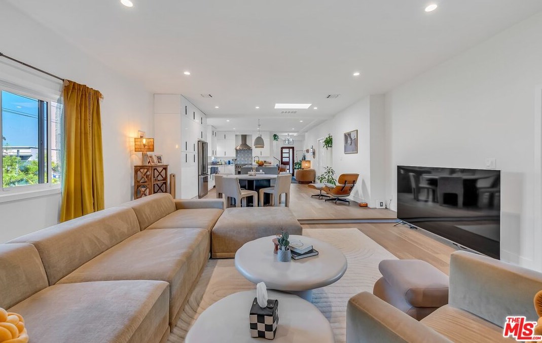 7901 Glider Ave, Los Angeles CA  90045-3049 exterior