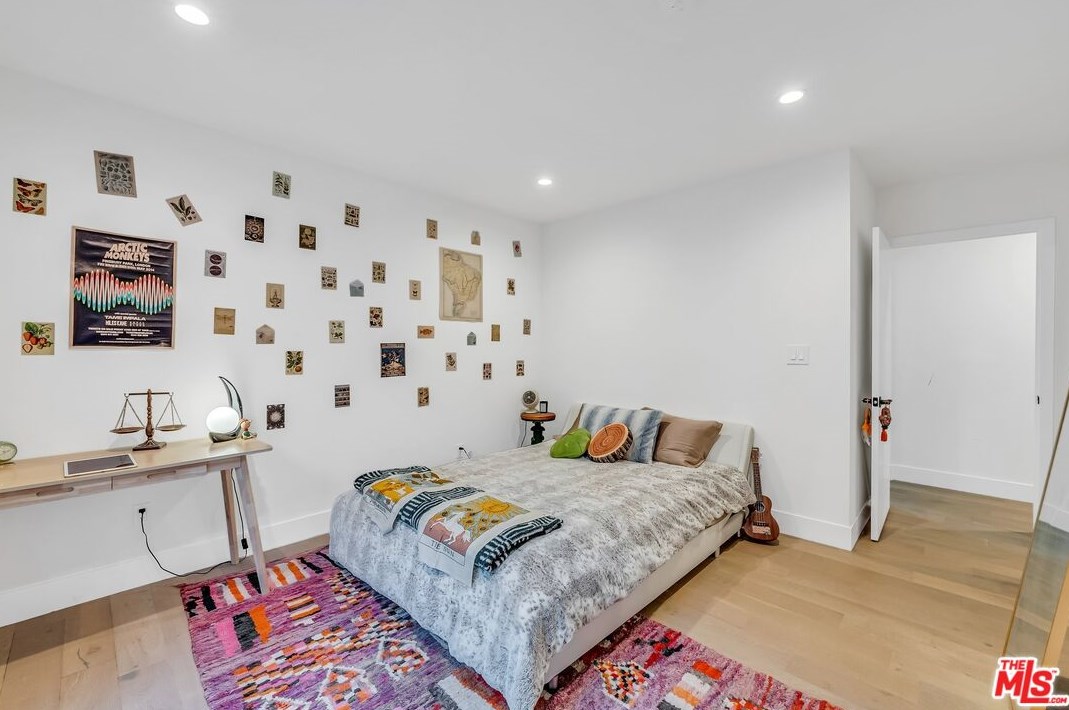 7901 Glider Ave, Los Angeles CA  90045-3049 exterior