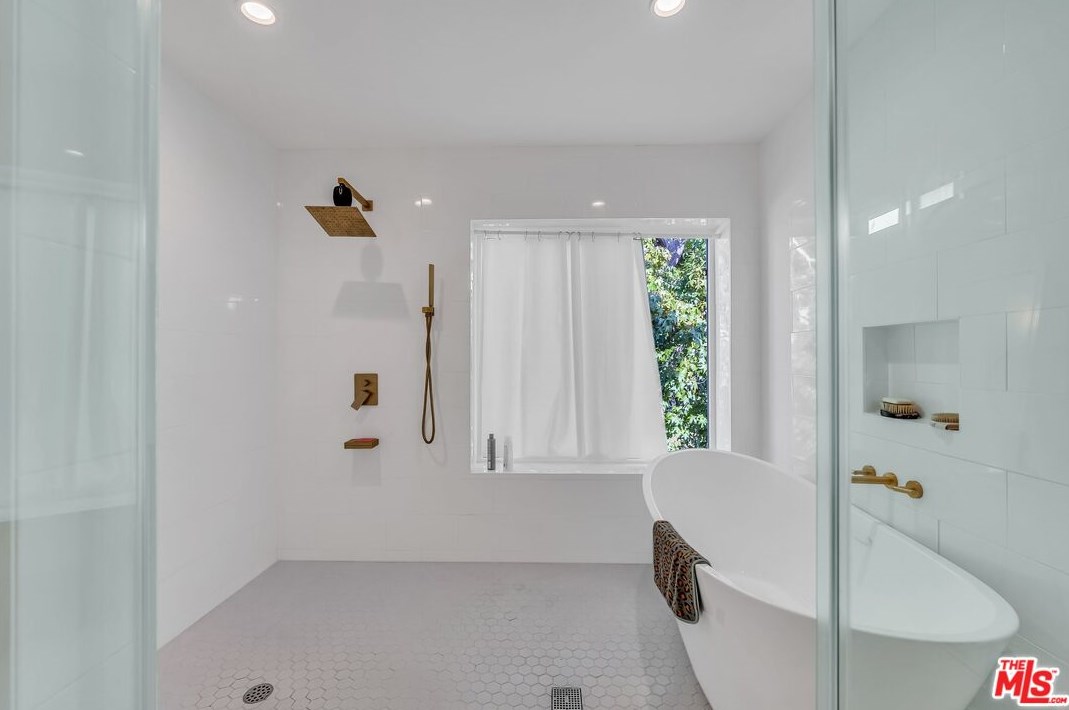 7901 Glider Ave, Los Angeles CA  90045-3049 exterior