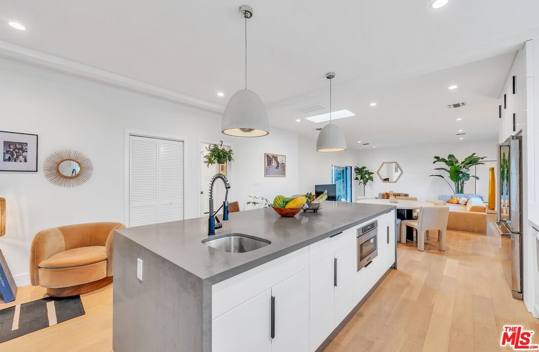 7901 Glider Ave, Los Angeles CA  90045-3049 exterior