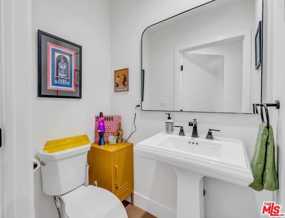 7901 Glider Ave, Los Angeles CA  90045-3049 exterior