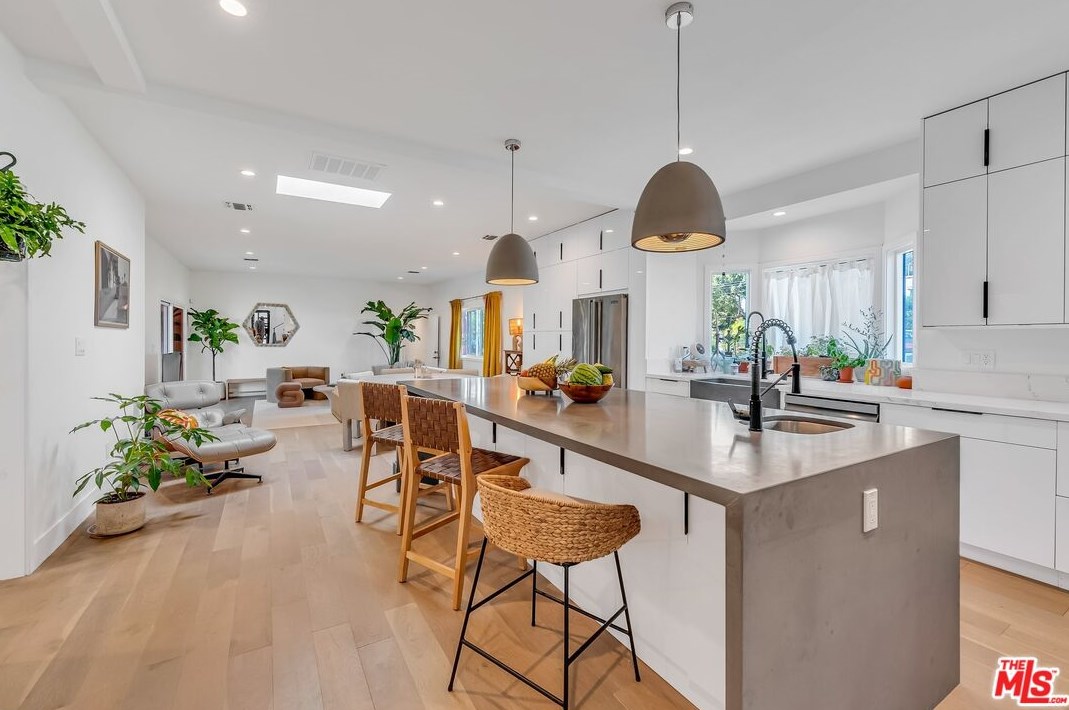 7901 Glider Ave, Los Angeles CA  90045-3049 exterior