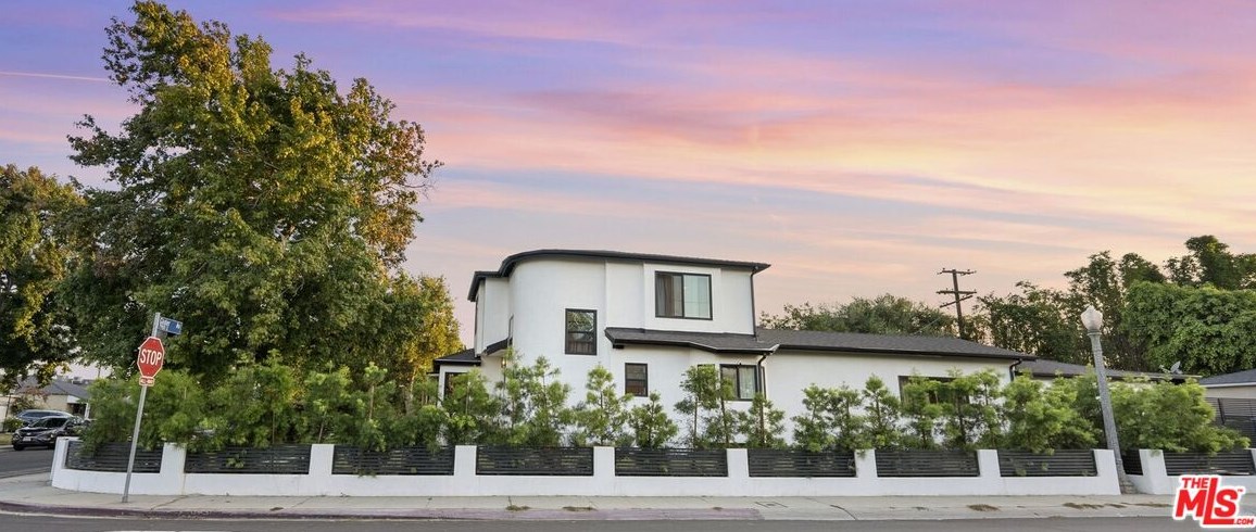7901 Glider Ave, Los Angeles CA  90045-3049 exterior