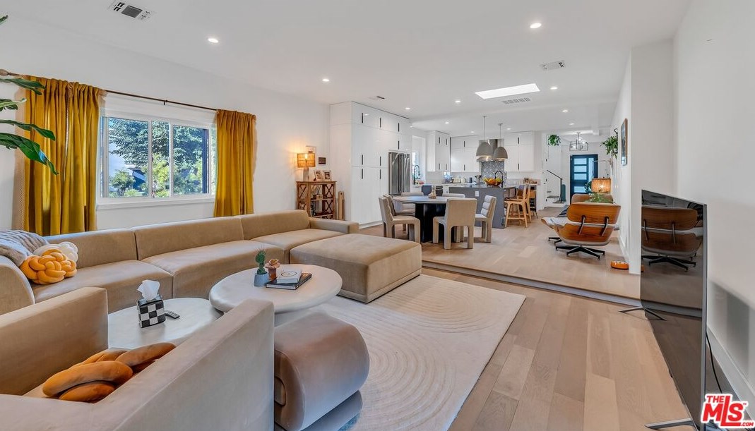 7901 Glider Ave, Los Angeles CA  90045-3049 exterior