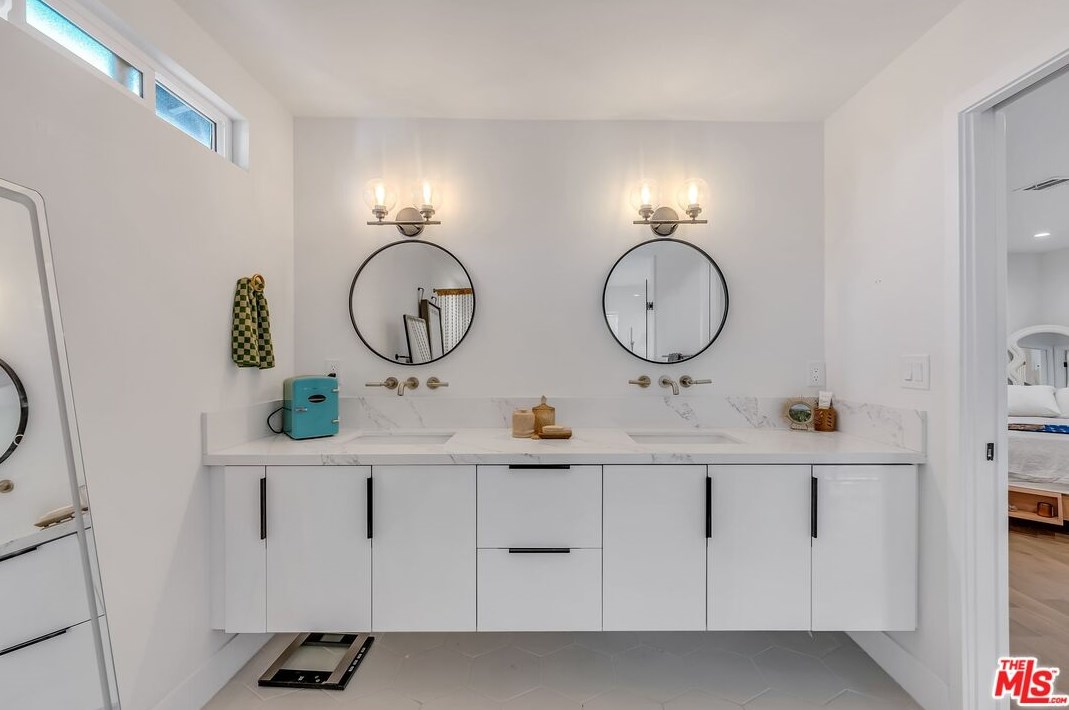 7901 Glider Ave, Los Angeles CA  90045-3049 exterior