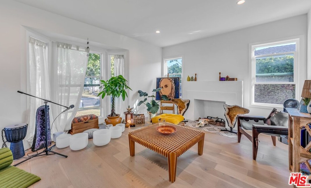 7901 Glider Ave, Los Angeles CA  90045-3049 exterior