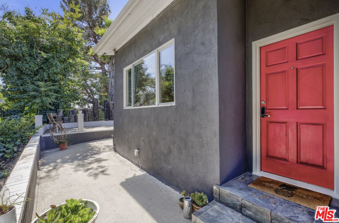 3960 Roderick Rd, Los Angeles, CA 90065-3735