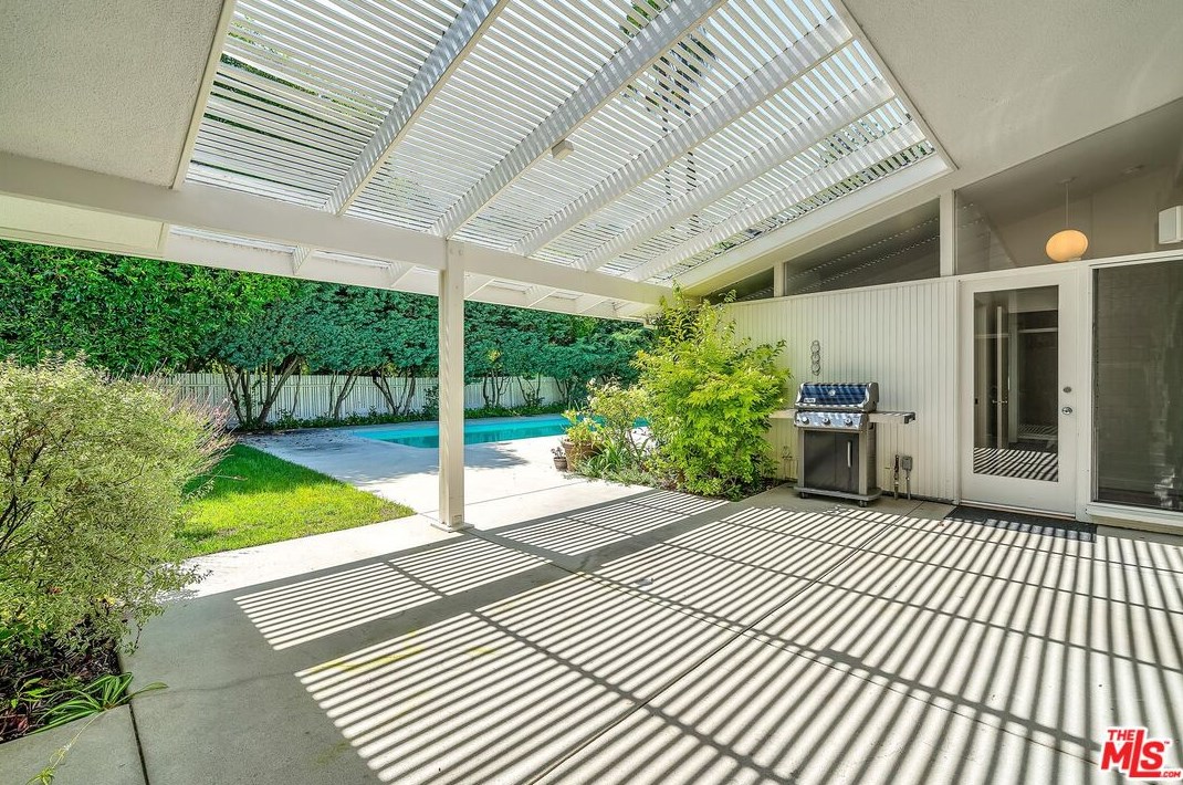 2647 Laurel Pass, Los Angeles CA  90046-1015 exterior