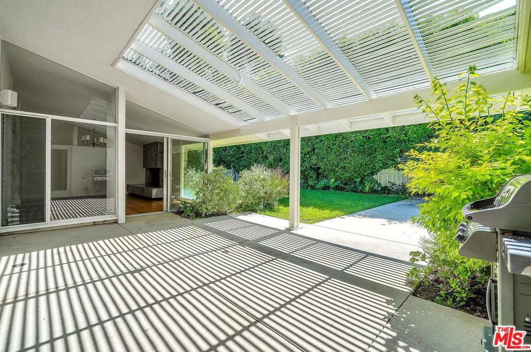 2647 Laurel Pass, Los Angeles CA  90046-1015 exterior