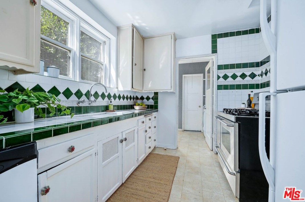 11373 Homedale St, Los Angeles CA  90049-3021 exterior