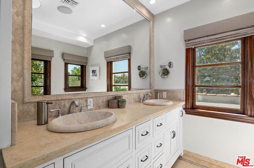 358 Huntley Dr, Los Angeles CA  90069-5002 exterior