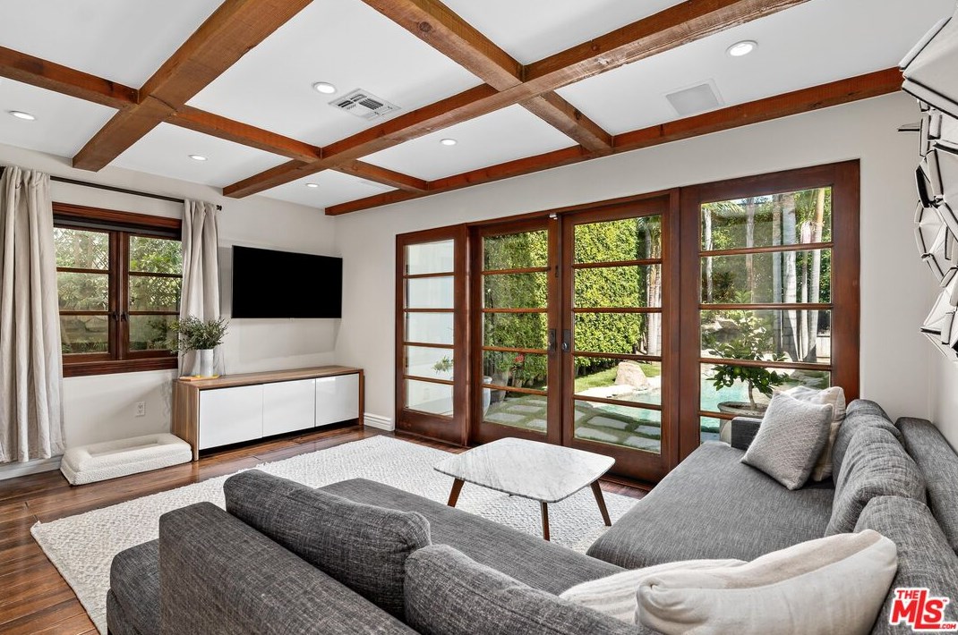 358 Huntley Dr, Los Angeles CA  90069-5002 exterior